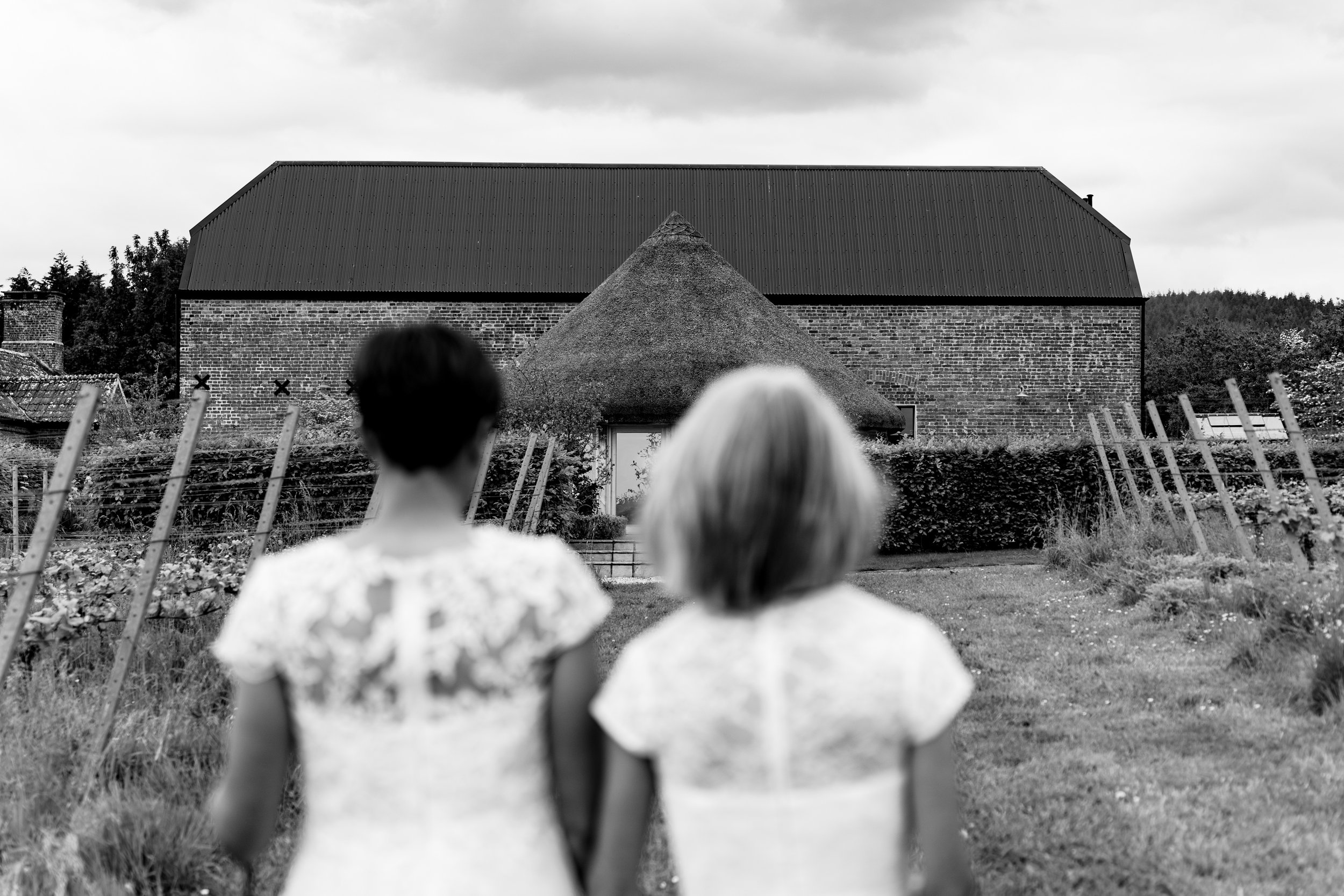 a devon elopement photographers guide to Brickhouse Vineyard, Devon